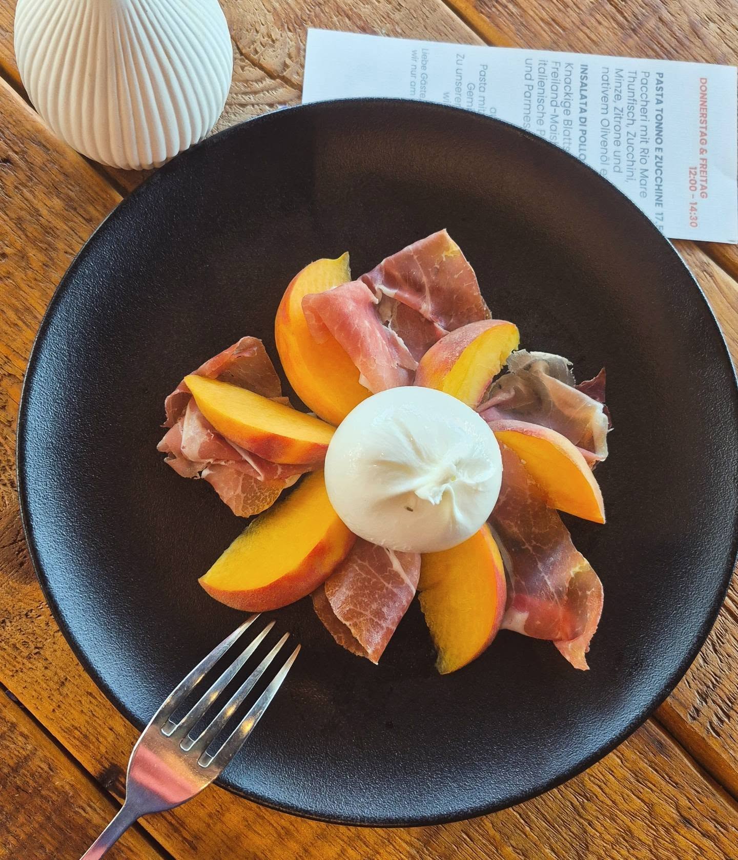 Boccaccio – Burrata mit Pfirsich und Rohschinken