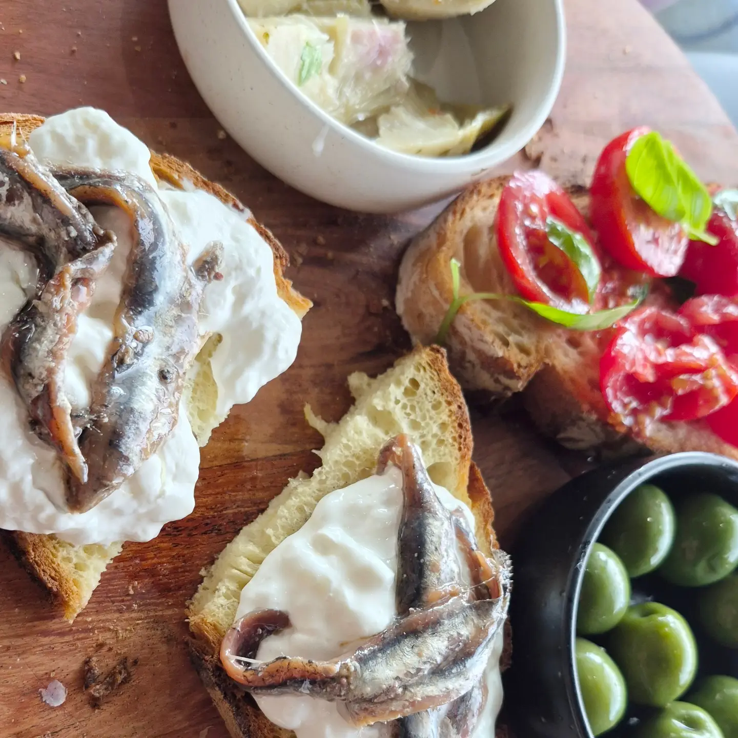 Crostini con Burrata, Acciughe e Pomodorini