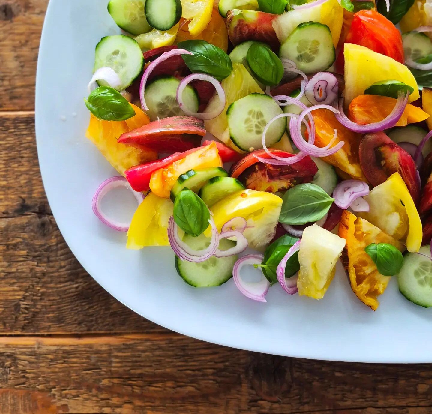 Boccaccio Catering – große Salatplatte mit Tomaten, Gurken und Basilikum
