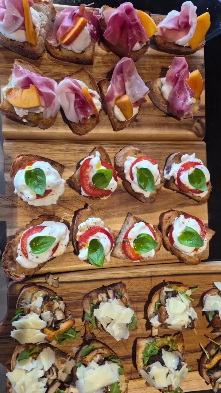 Boccaccio Catering – Bretter mit Crostini für viele Gäste