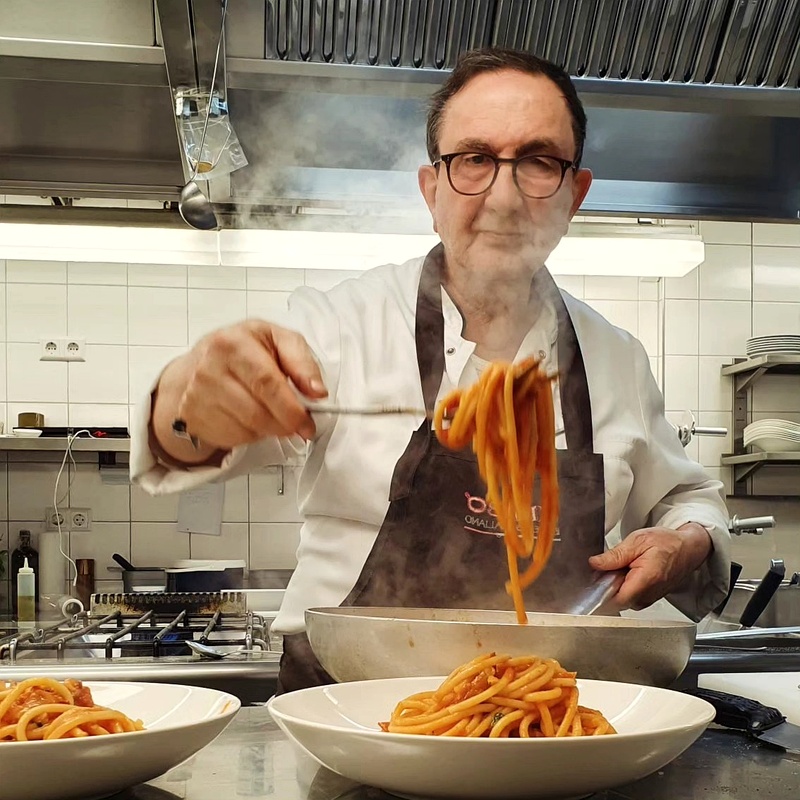 Enzo Serrao beim Kochen